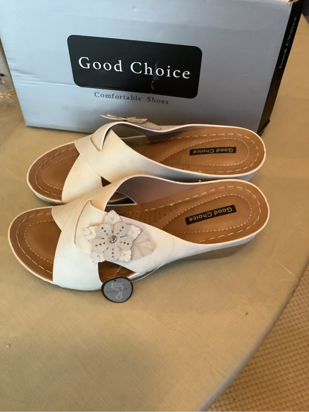 Good Choice Women’s White Floral Accent Slide Sandal